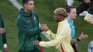 Cristiano Ronaldo saluda a Lamine Yamal