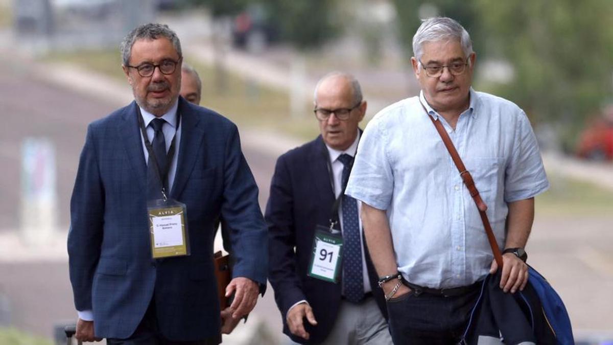 El maquinista (dcha.) llegando a la sede donde se celebró el juicio del Alvia.