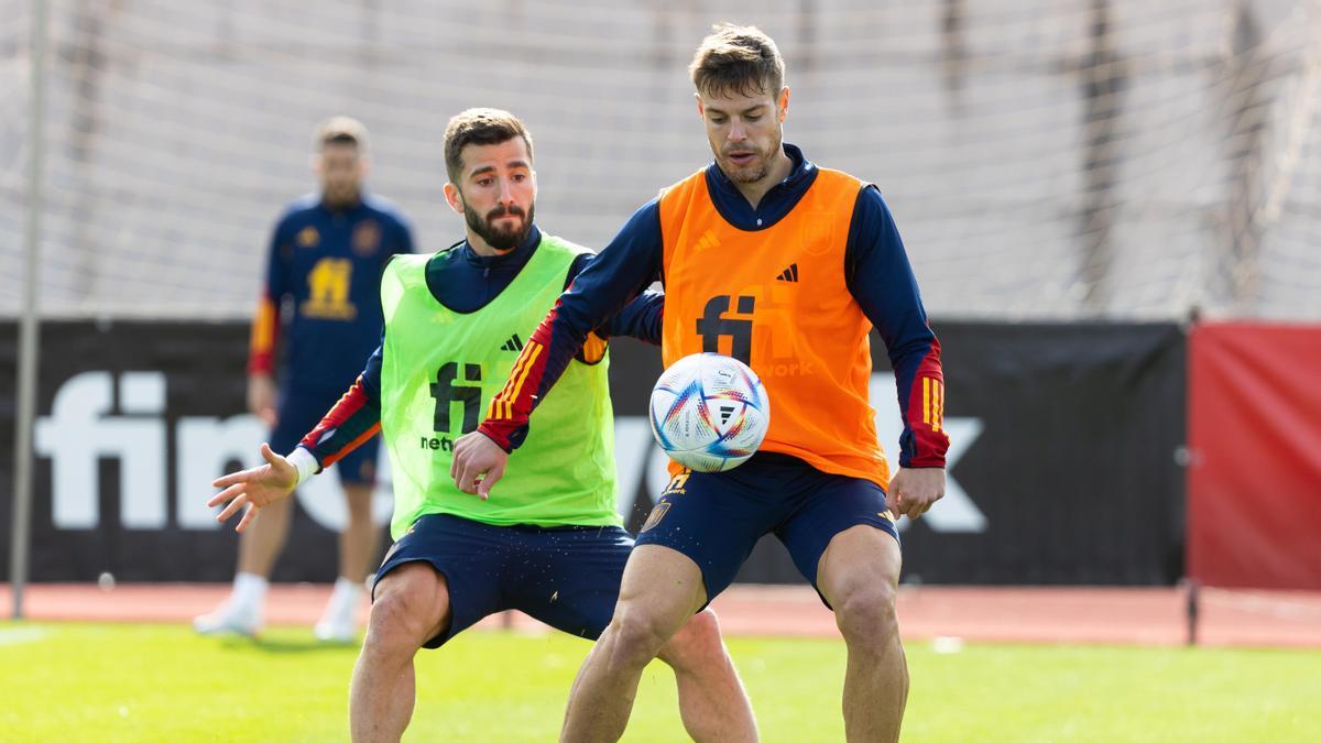 Los defensas José Luis Gayá (i) y César Azpilicueta (d).