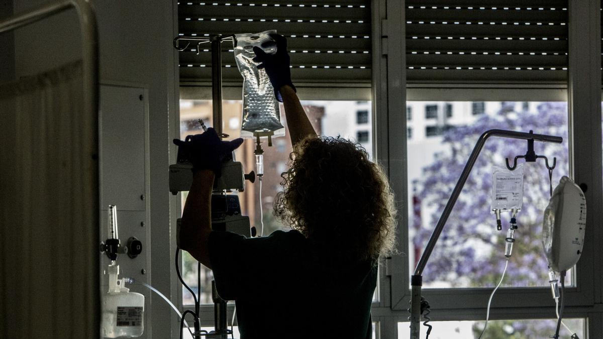Una enfermera sin luz en un hospital valenciano.