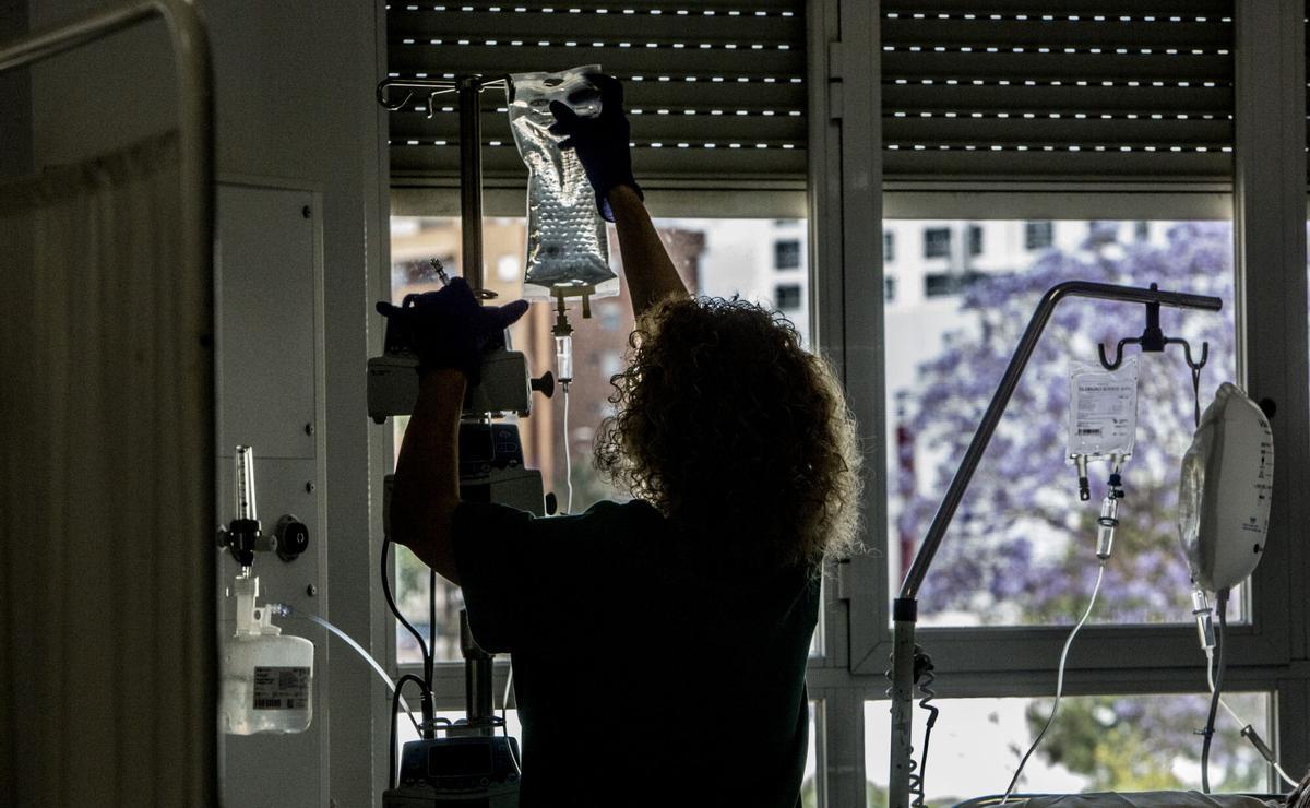 Una enfermera sin luz en un hospital valenciano.
