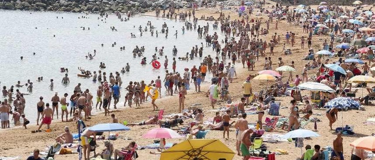 La playa de Luanco, en uno de los días de buen tiempo de este verano.