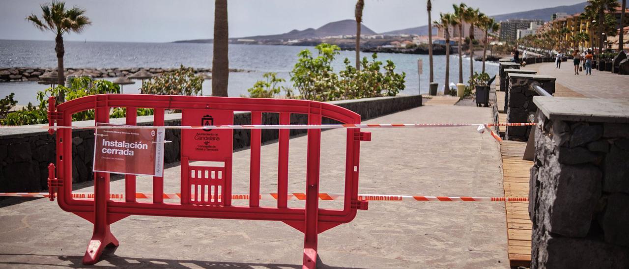 Valla que indica el cierre al baño de la playa de Punta Larga, en Candelaria, por la aparición de manchas de piche.