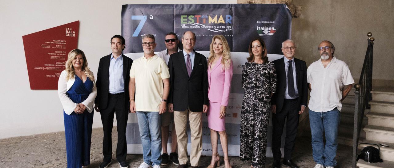 El embajador, de Italia (en el centro) ha compartido acto con productores y directores de cine en Can Balaguer.