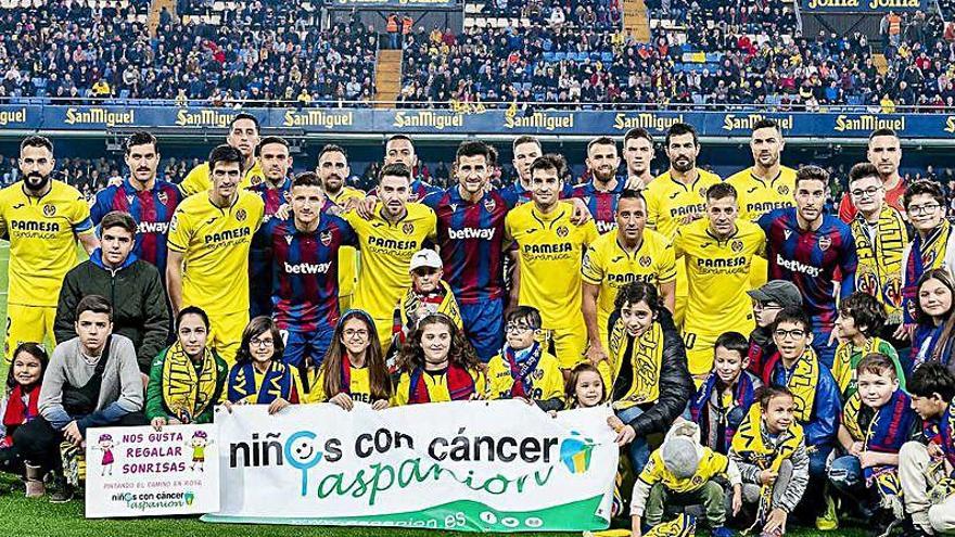 Los dos equipos, Levante y Villarreal, posando en una iniciativa solidaria antes de un partido en La Cerámica.