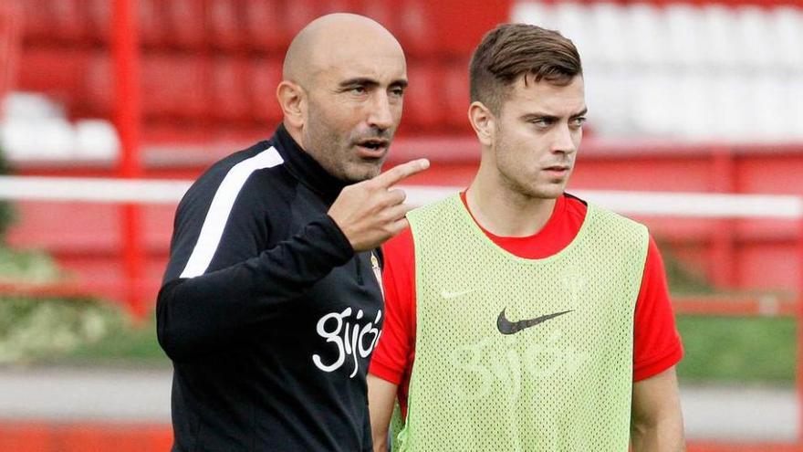 Abelardo da instrucciones a Juan Rodríguez durante un entrenamiento en la Escuela de Fútbol de Mareo.