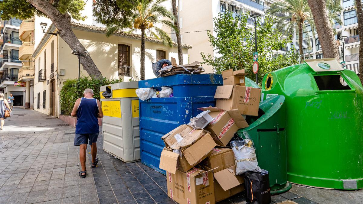 Imágenes como ésta se repiten a diario en distintos barrios de Benidorm por las deficiencias que arrastra el servicio.