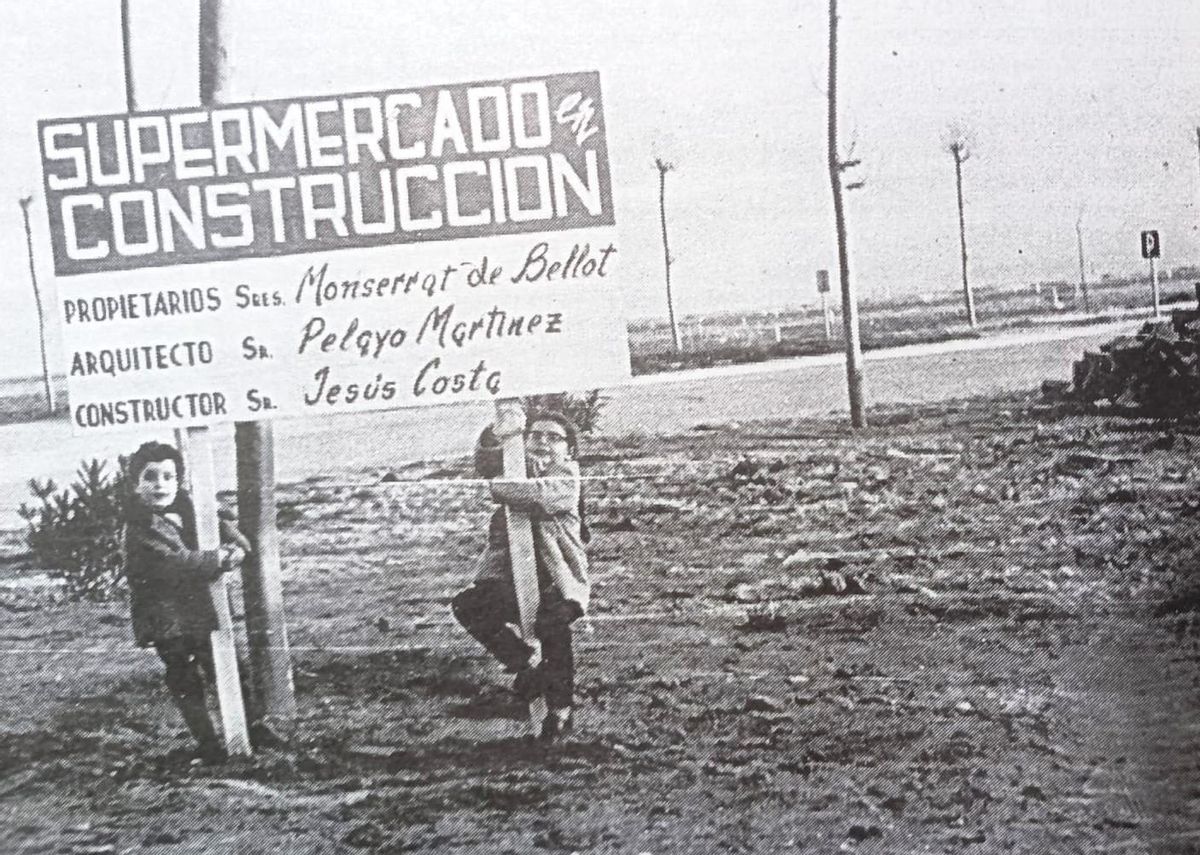El rètol que anunciava la construcció del nou supermercat, cap a 1966