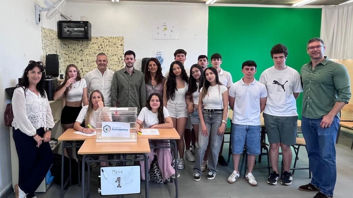 El concejal de Educación junto a varios alumnos en las votaciones de los Presupuestos Participativos