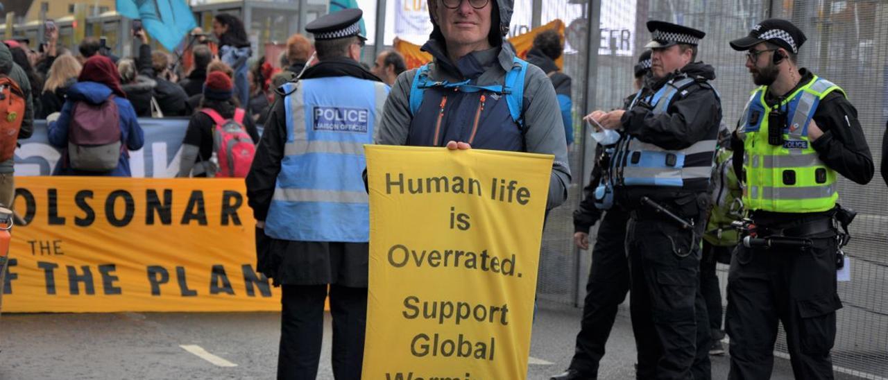 Un activista se manifiesta ante las puertas de la Cumbre del Clima de Glasgow, este martes.