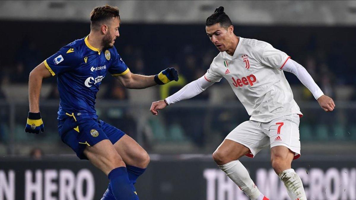 Veloso y Cristiano enfrentados en el partido de la Serie A entre Verona y Juventus