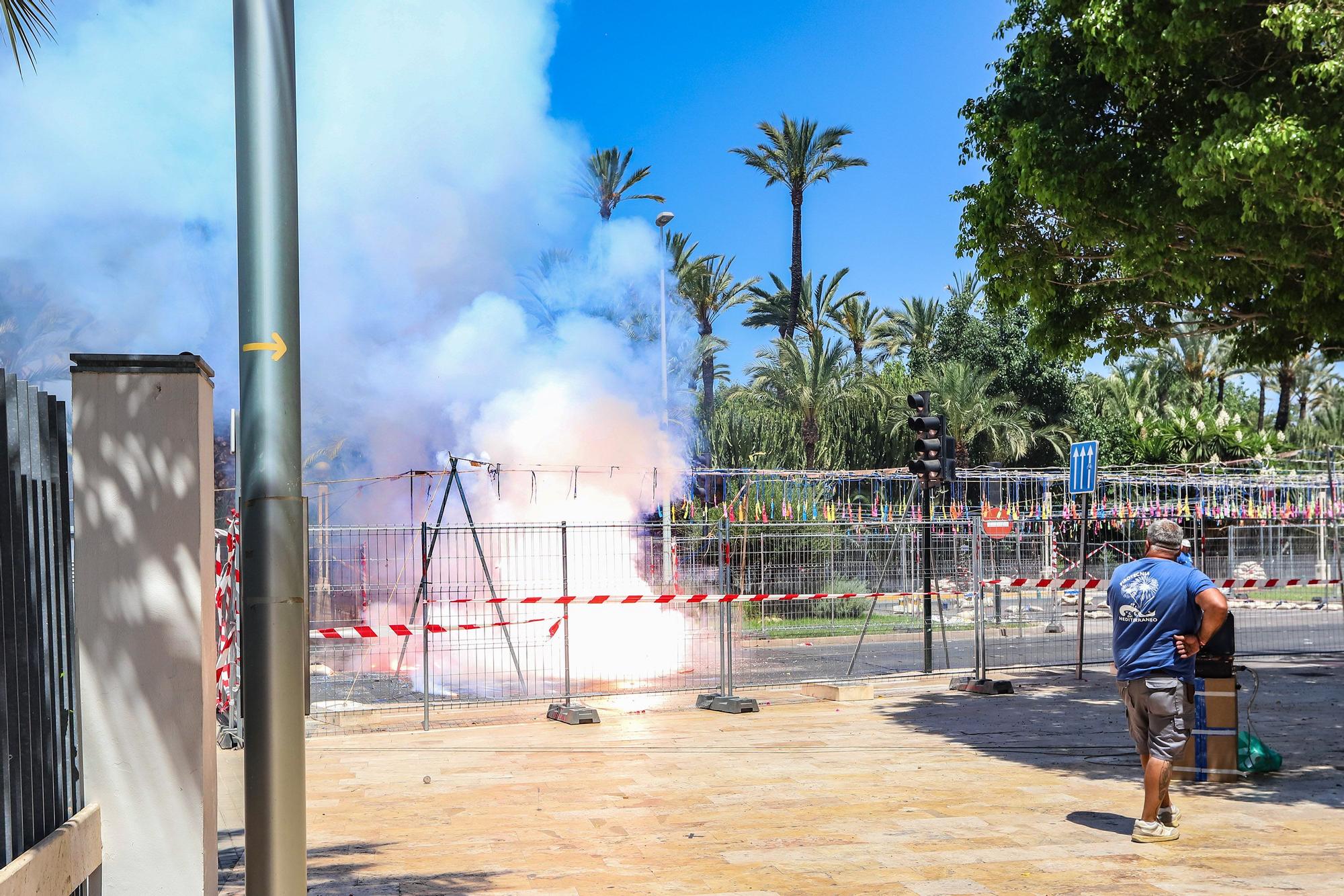 Una mascletà clásica en el Paseo de la Estación de Elche