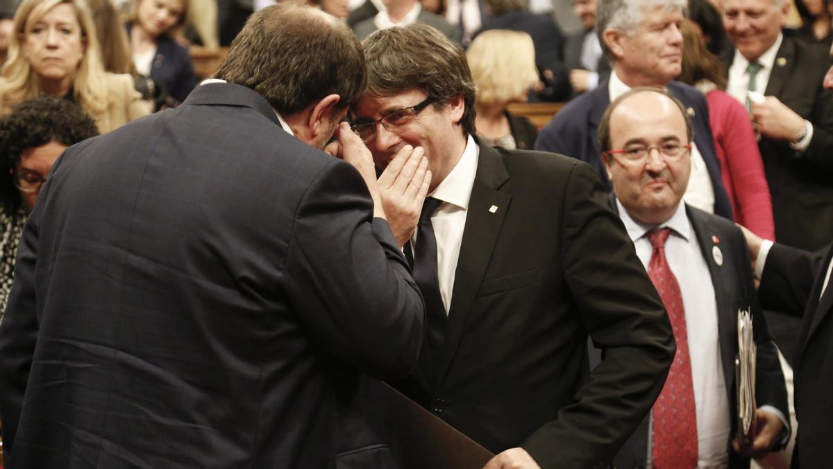 Carles Puigdemont president de la Generalitat junto a Oriol Junqueras y Miquel Iceta