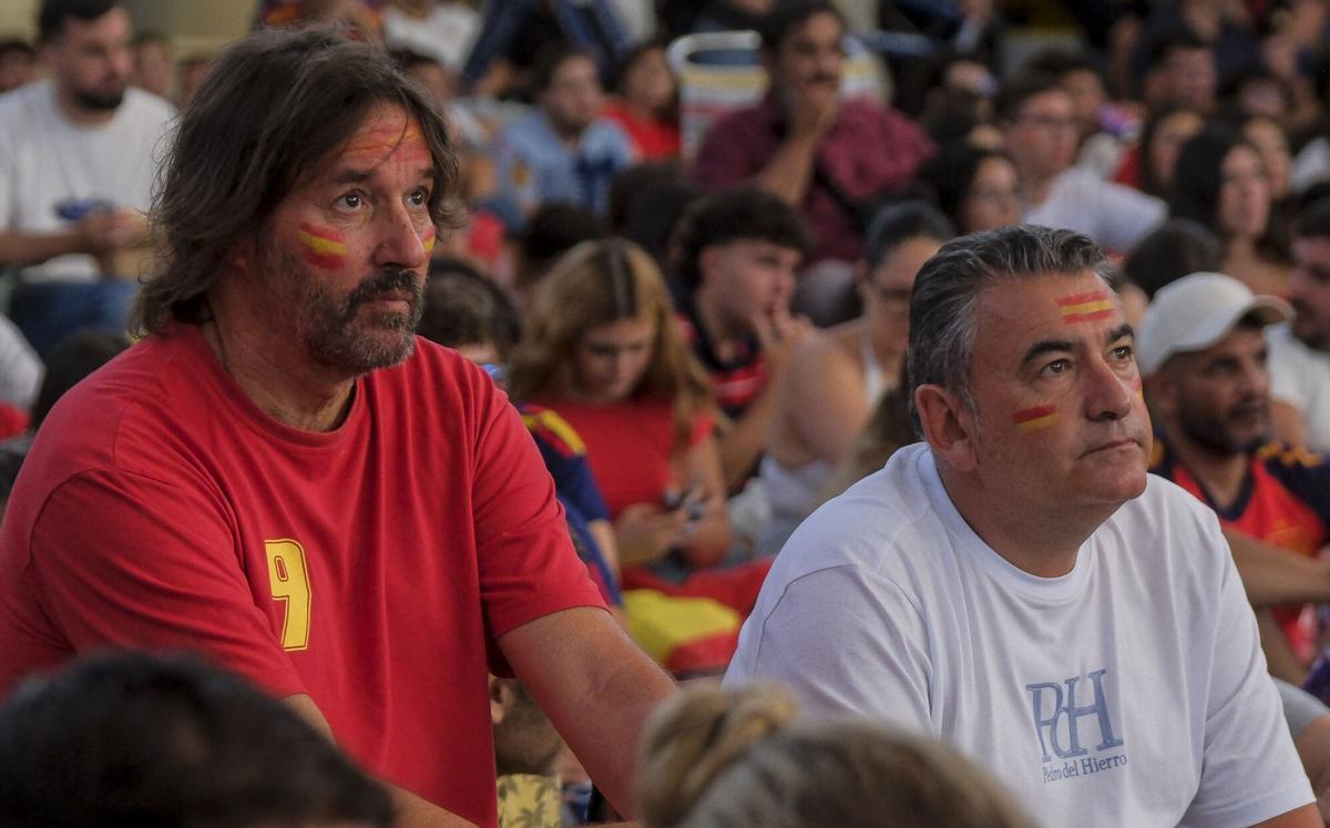 Afición española viviendo el cruce de España-Portugal en el CC Los Alisios