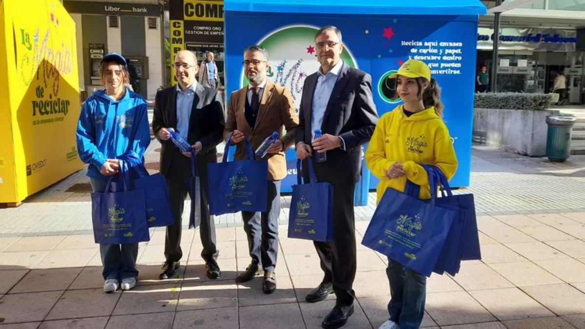 Gerardo Antuña, en el centro, con los promotores de la campaña «La magia de reciclar», ayer, junto a Salesas. | LNE