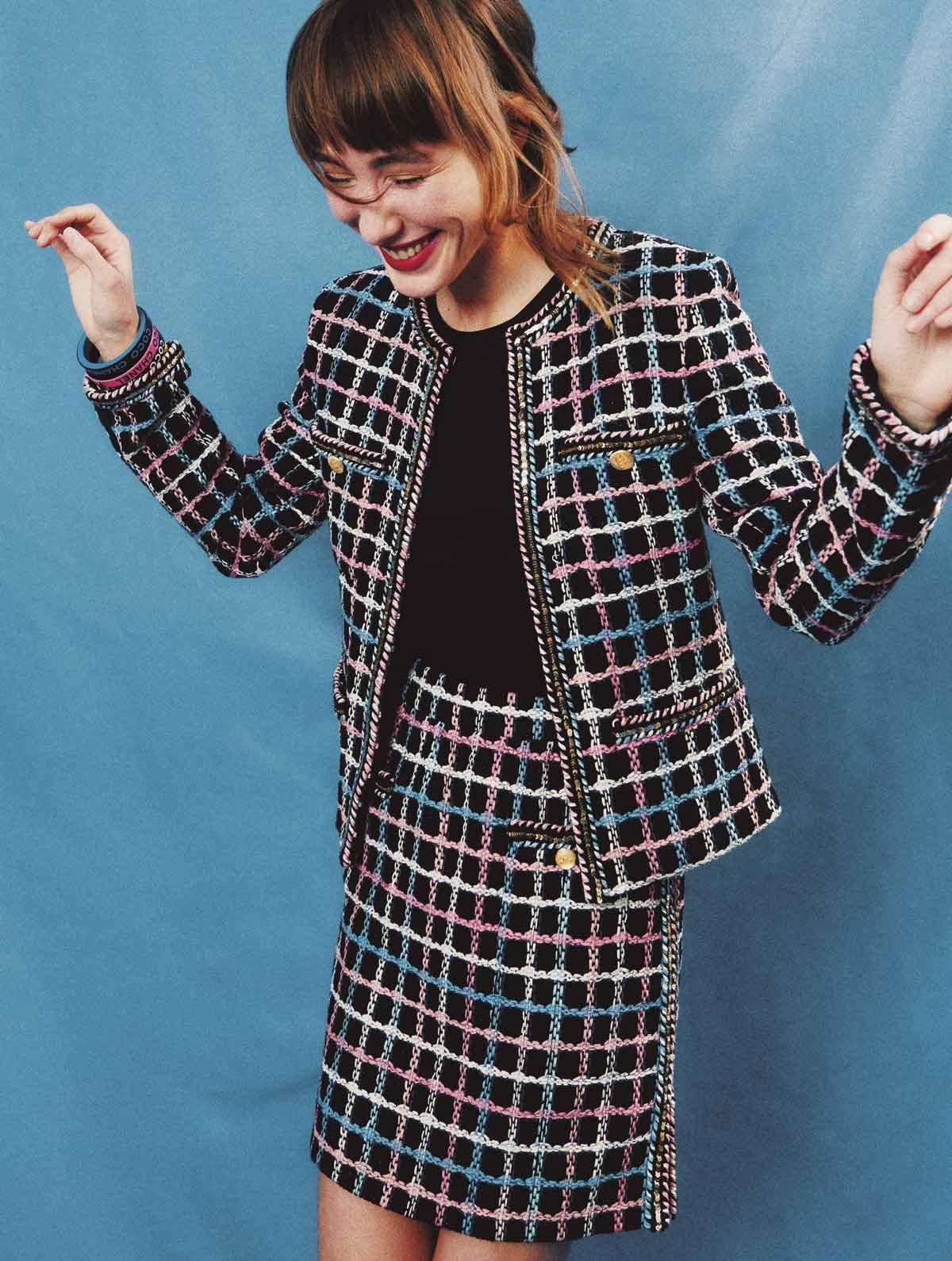 Almudena Amor con traje de chaqueta en tweed de Chanel. Maquillaje Chanel: 'Baume Essentiel Ensoleillé' para los pómulos y 'Rouge Allure L'Extrait 854 Rouge Puissant' para los labios