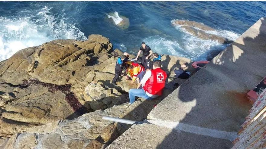 Un trabajador del acuario de A Coruña y la Policía Local rescatan a un hombre que se tiró al mar