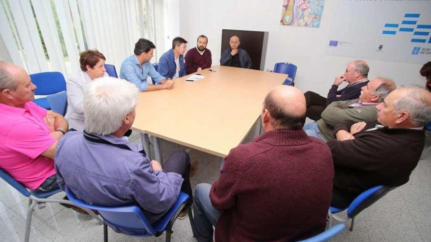 Parte de los integrantes de la Plataforma en la reunión de ayer en Lalín. // Bernabé/Gutier