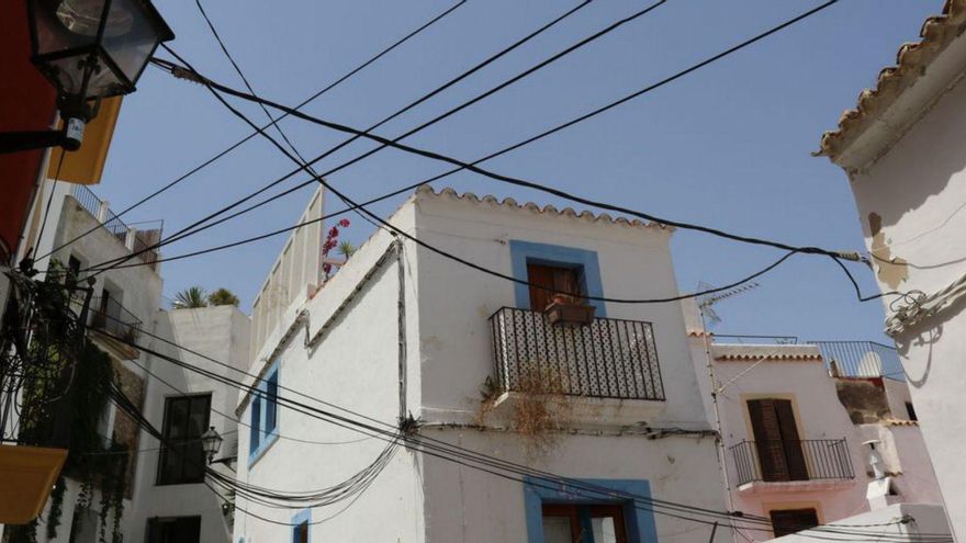 Cableado aéreo en las calles de Dalt Vila. | C.NAVARRO