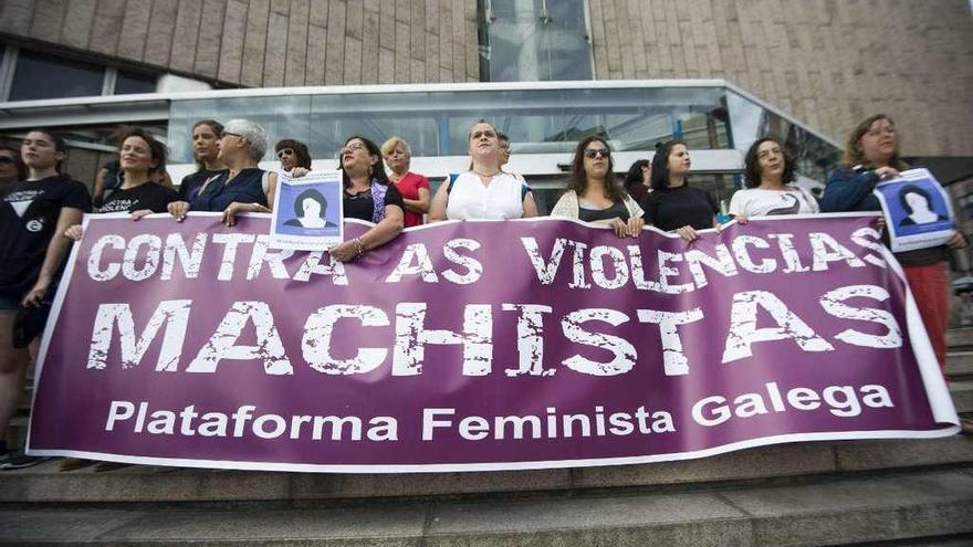 Concentración en apoyo de Juana Rivas, ayer, en A Coruña.