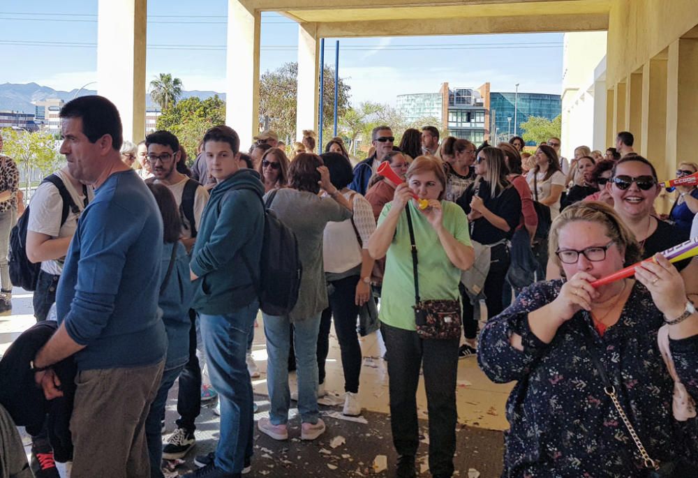 El encierro del personal de limpieza en la Facultad de Derecho de la Universidad de Málaga llega a su tercer día. La basura de los centros sigue acumulándose, pero las empresas, los trabajadores y la institución académica todavía no han llegado a un acuerdo. Este miércoles se ha vuelto a repetir la concentración de otros limpiadores a las puertas del edificio