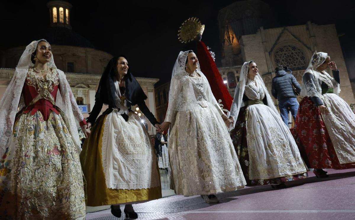 La fallera mayor infantil, Marta Mercader, posa junto a los ‘vestidors’ de la Virgen. | F. CALABUIG