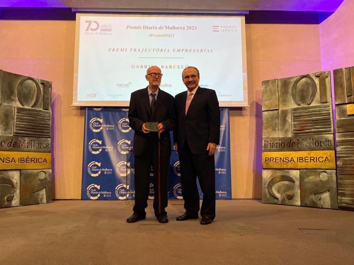 Gabriel Barceló recibe el Premi Diario de Mallorca Trajectòria que le entrega Javier Moll, presidente de Prensa Ibérica