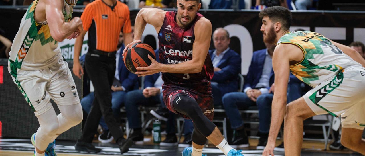 Jaime Fernández penetra a canasta en el Lenovo Tenerife-Bilbao de hace dos semanas.