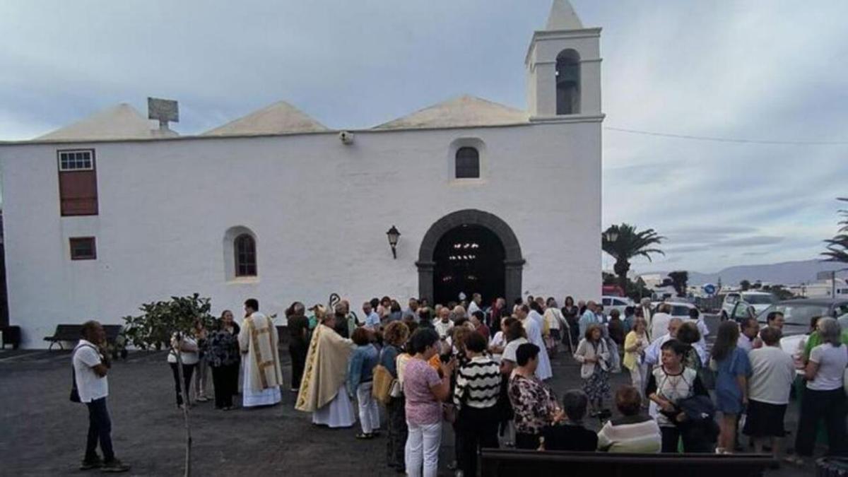 La parroquia de San Roque, a la salida de los asistentes al homenaje a Jacinto Vera Durán.
