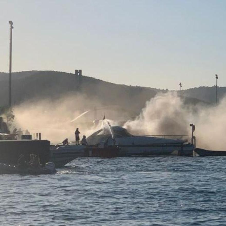 Arde un barco en el puerto deportivo de Marina Ibiza