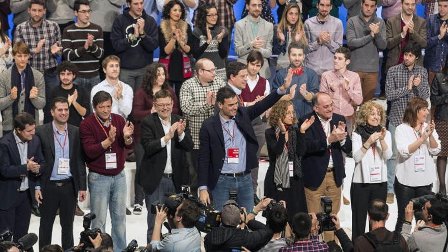 Sánchez saluda a los asistentes a la XV Conferencia Autonómica del PSOE en Valencia.
