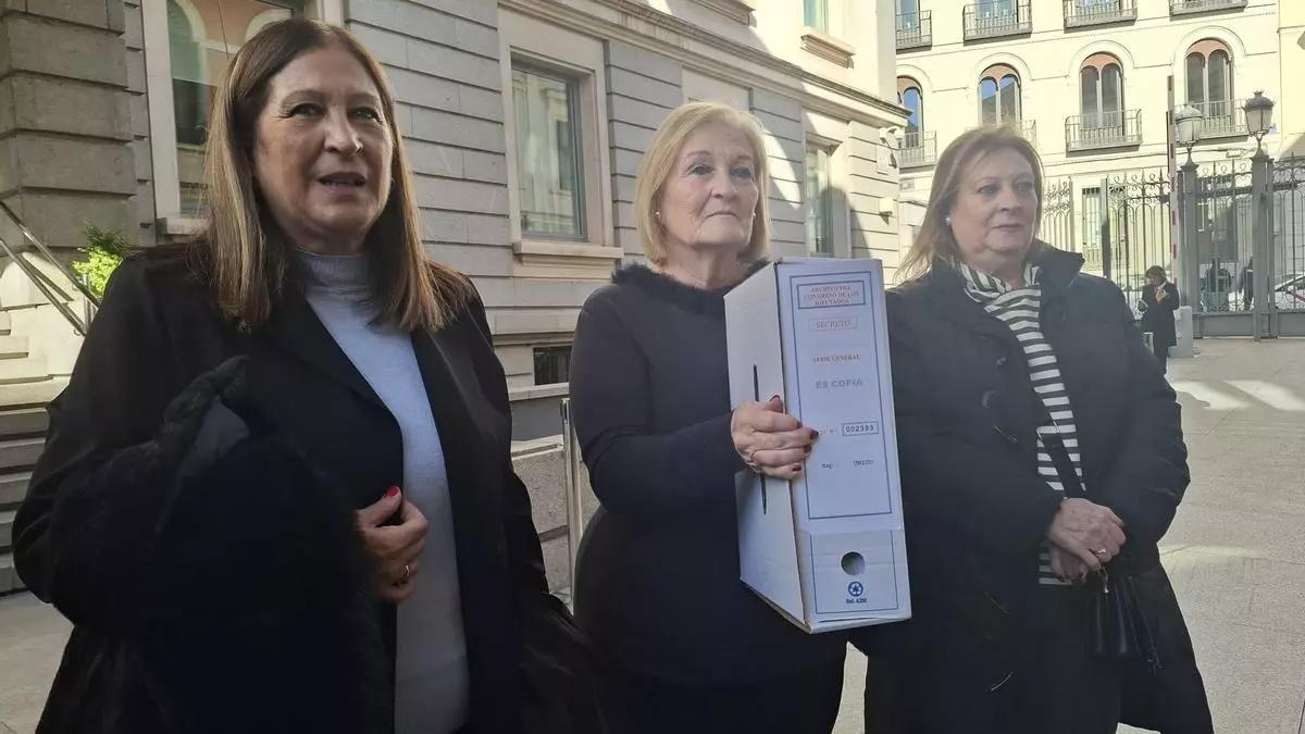 Las hermanas de García Caparrós con la documentación que le fue entregada en noviembre de 2025.