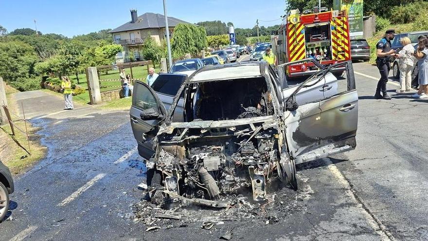 Arde un coche junto a la feria de Silleda
