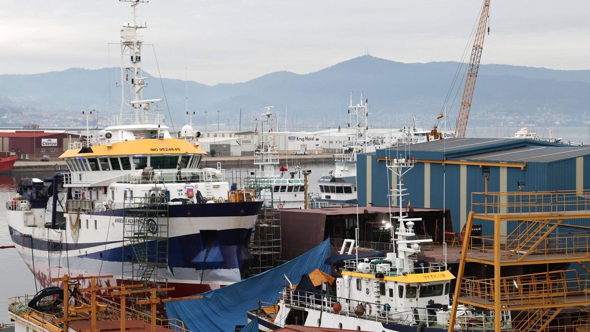 La obra de la primera patrullera, entre los oceanográficos en reparación