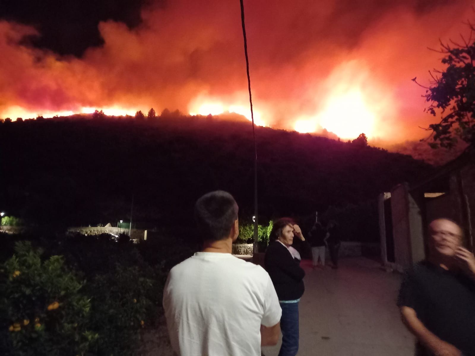 En vela y aterrados en Benimeli, el Ràfol y Sanet: "Tenemos el fuego encima de nuestras casas"