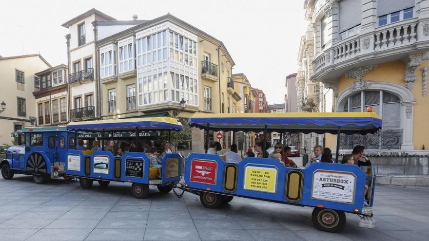 Pasajeros en el tren turístico de Avilés por el casco histórico