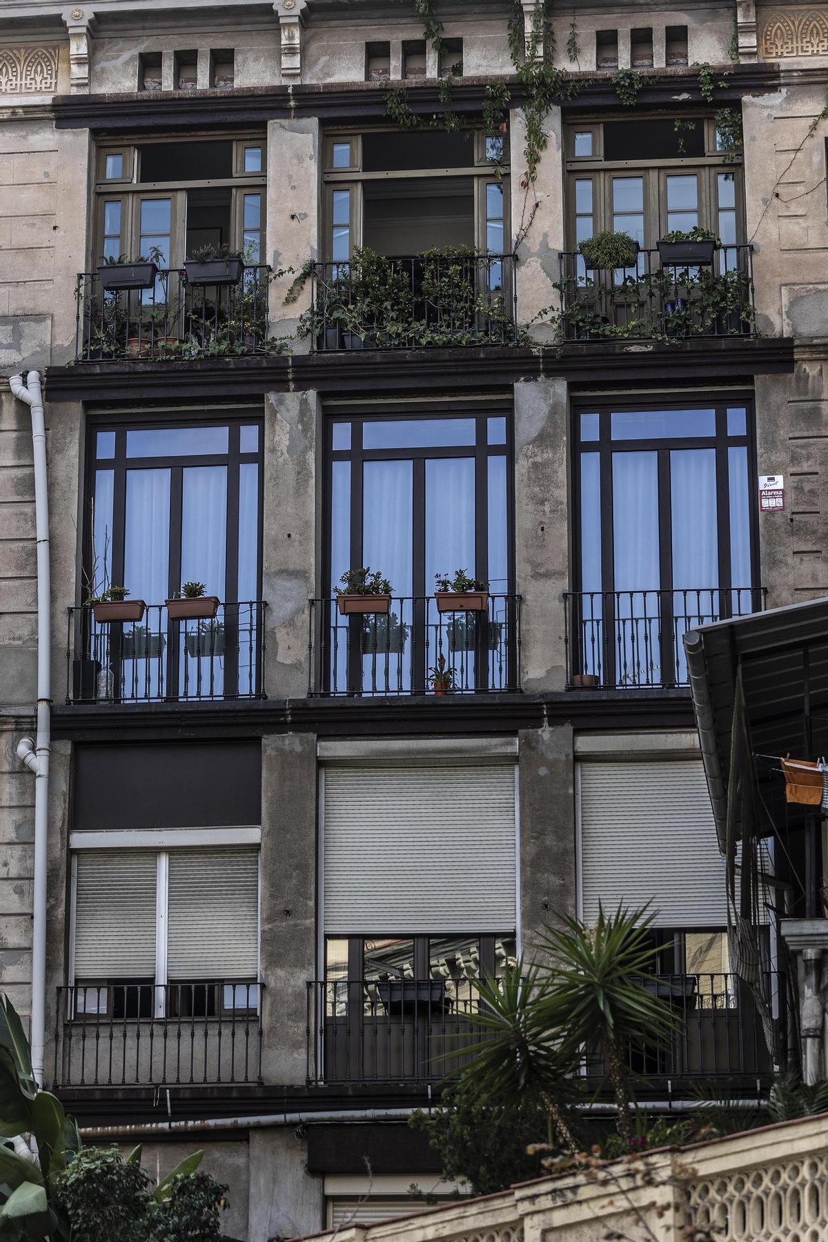 Fachada del piso de la calle Trafalgar de Barcelona que compró Alekséi Sháposhnikov cuando estalló la guerra de Ucrania