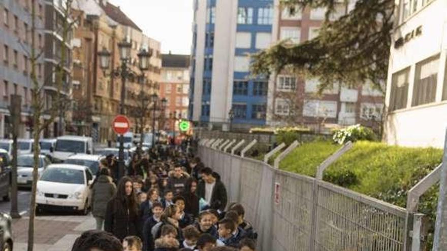 A la izquierda, la salida a la calle del colegio Amor de Dios. A la derecha, los alumnos del Santo Ángel recorren el centro y, debajo, Bernardo Sopeña, del Banco de Alimentos, recoge el galardón.