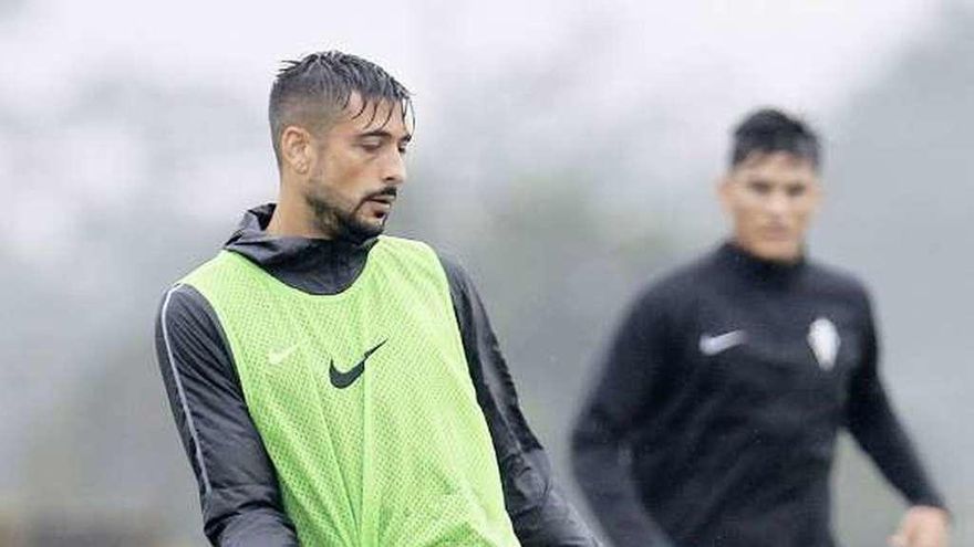 Álex Pérez durante el entrenamiento de ayer en Mareo.