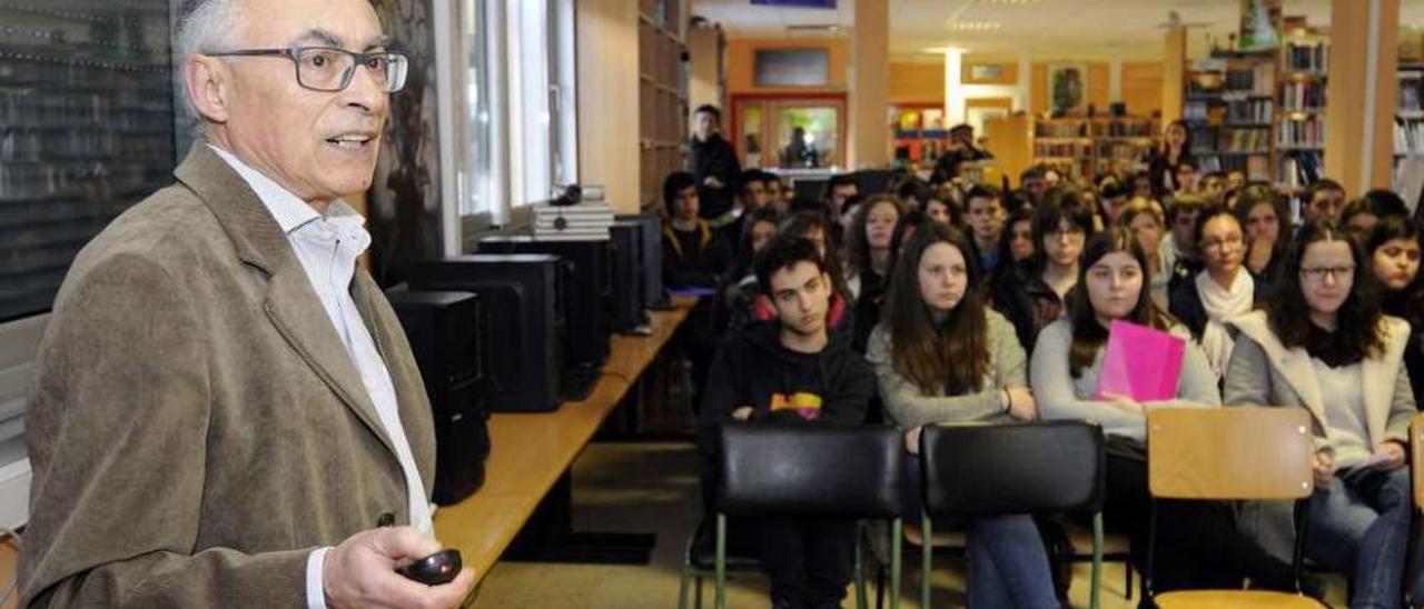 Gonzalo Álvarez, ayer, durante su conferencia en el IES Aller Ulloa de Lalín. // Bernabé/Javier Lalín