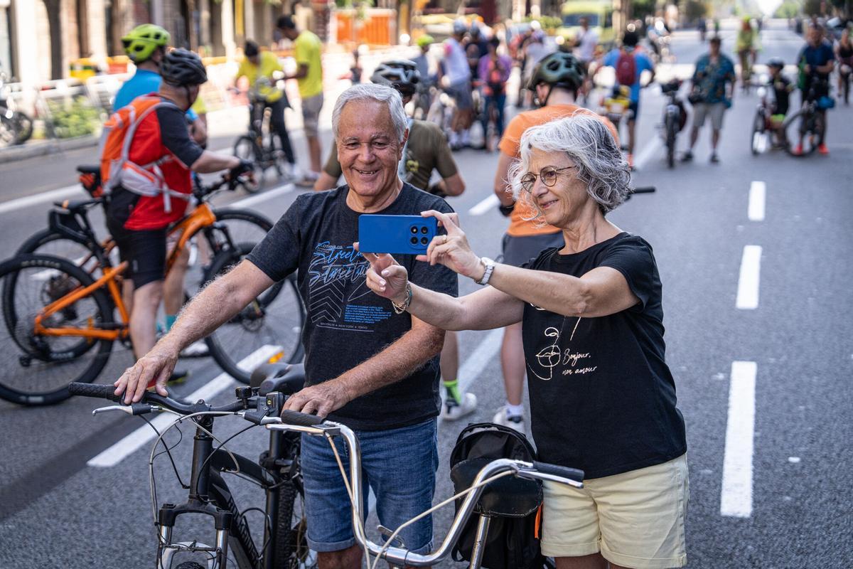 Nueva edición de la Festa de la Bici y la Bicicletada en Barcelona, con el paseo de Lluís Companys convertido, un año más, en punto de encuentro para familias y aficionados al mundo del ciclismo de todas las edades. Un evento que este año ha atraído a cientos de personas y que ha contado con un aliciente añadido: la cuenta atrás hacia la salida del Tour de Francia 2026 desde la capital catalana.