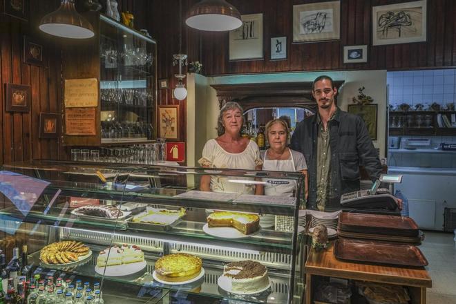 La actual familia que gestiona el local detrás del mostrador de La Cafetera, de izquierda a derecha Manuela, Carmen Soberino y José María Arriaga Soberino.