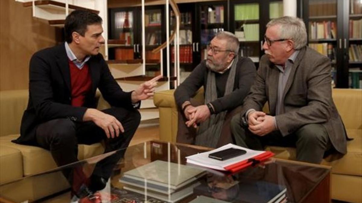 Sánchez, Méndez y Fernández Toxo, en su encuentro de ayer en el Congreso.