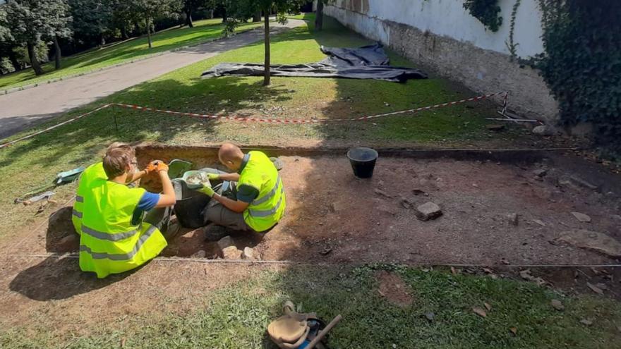 Hallan cerámicas que evidencian que los jardines de La Rodriga de Oviedo estaban poblados en la Edad Media