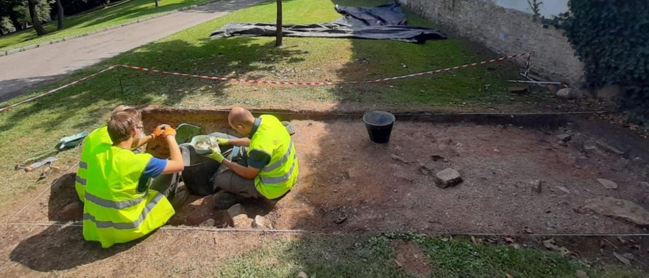 Arriba, Tim Odermatt, Fiona Hart y Jildau Habierkewicz excavando en La Rodriga. En el detalle, la pieza de cerámica medieval hallada por los investigadores. | LNE