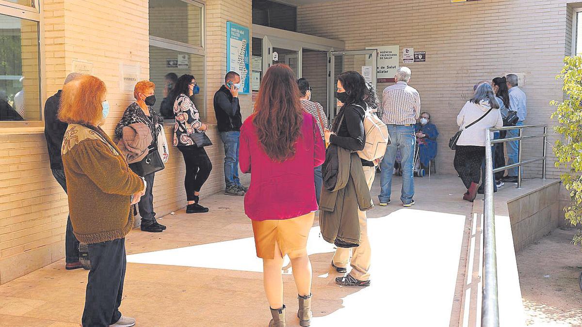 Imagen de archivo de las colas en el centro de salud Palleter de Castelló, que asume a pacientes de Constitución.