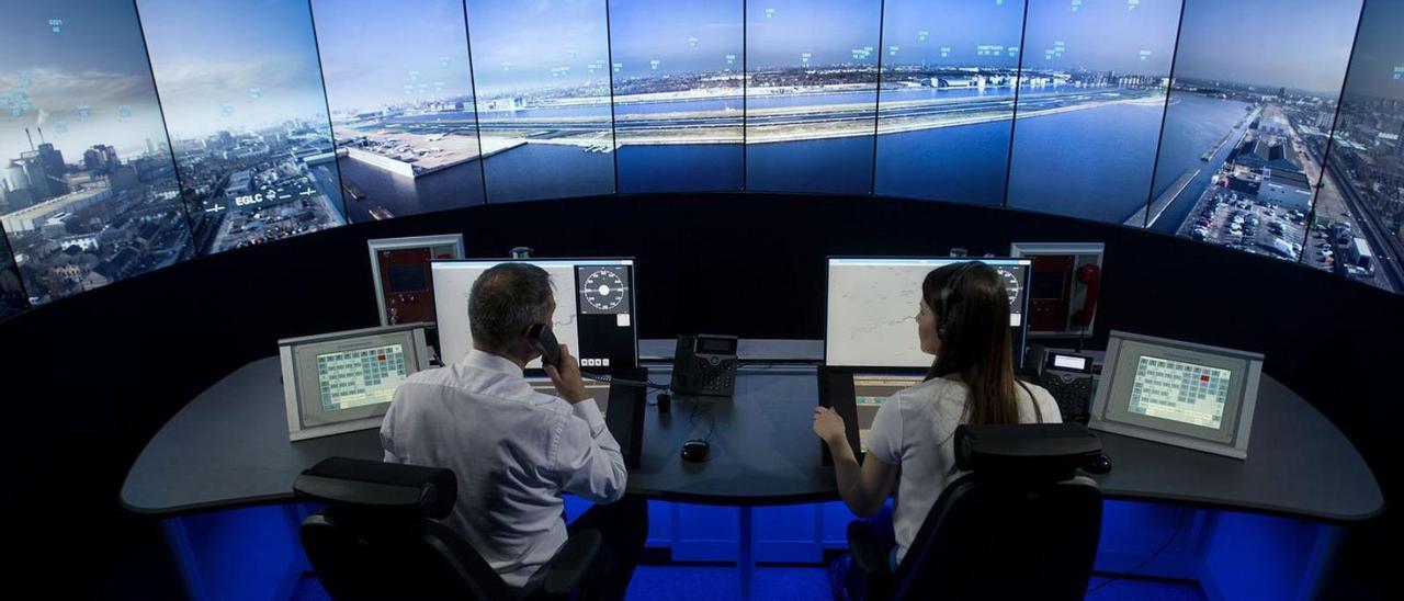 Sala de control remota del aeropuerto de London City similar a la que operará en Vigo.