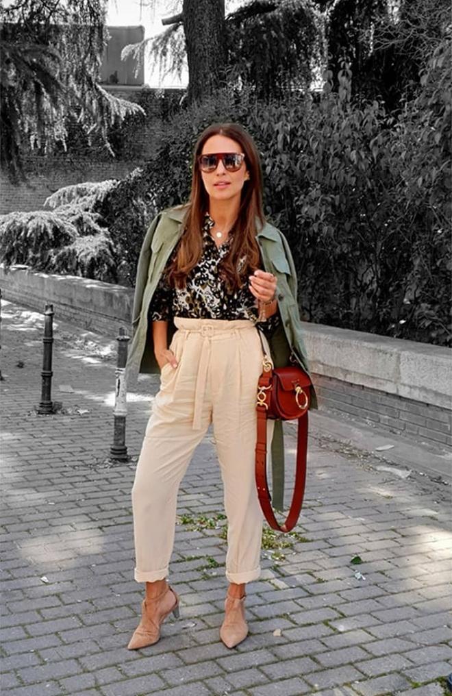 El look de Paula Echevarría con chaqueta de Stradivarius y pantalón de Mango