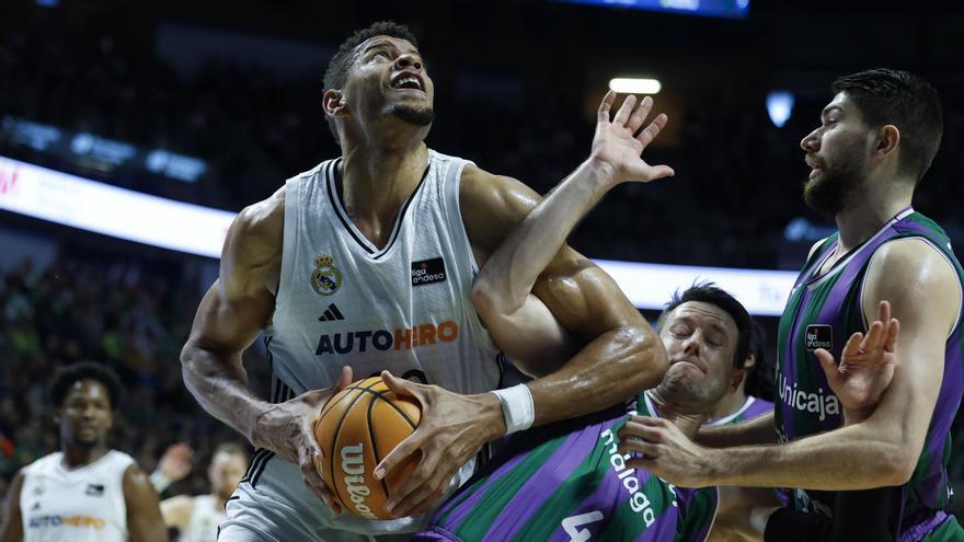Walter Tavares, ante Tyler Kalinosk y KIllian Tillie, en el Unicaja - Real Madrid.