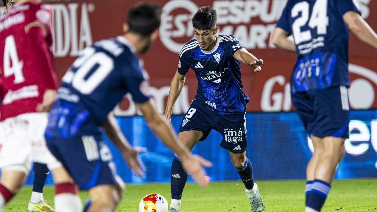 Víctor Sánchez, jugador del Córdoba CF cedido en el Marbella, durante un lance de la 2025-2026.